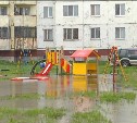 Детская площадка в Южно-Сахалинске превратилась в озеро