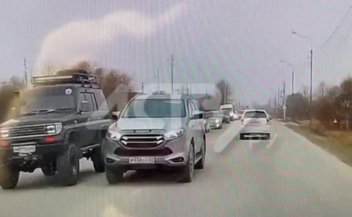"С ребёнком и по встречке": автомобилист опасно объезжал пробку в Южно-Сахалинске
