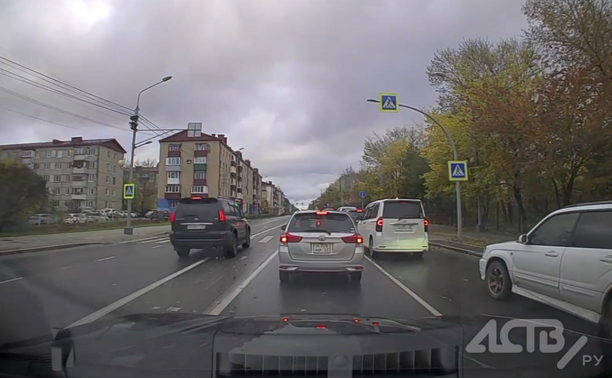 Prado по встречке пролетел через двойную сплошную перед пешеходом в Южно-Сахалинске