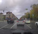 Prado по встречке пролетел через двойную сплошную перед пешеходом в Южно-Сахалинске