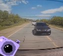 "Может, у людей что-то случилось?": массовый обгон через сплошную на холмской трассе попал на видео
