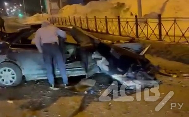 Жёсткое ДТП произошло в Южно-Сахалинске: легковушка на скорости врезалась в грузовик