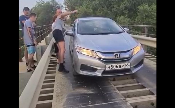 "Вас проклинают сто человек!": упертая сахалинка не захотела уезжать с моста и создала пробку