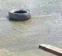 "Мы опять плывем": река течёт через двор дома в Долинском районе