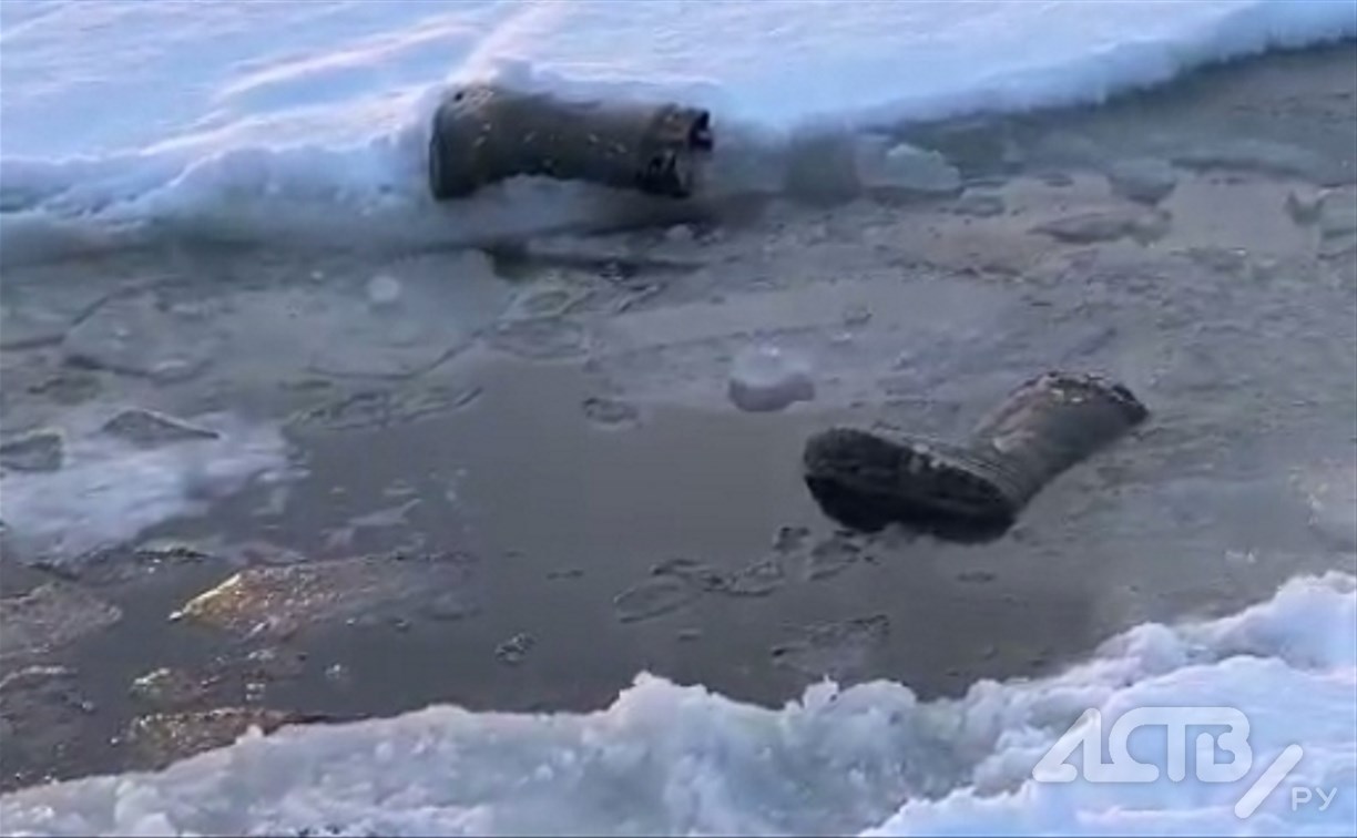 "Из воды вытащили сани, плавают сапоги": на Сахалине проверяют информацию об утонувшем рыбаке 