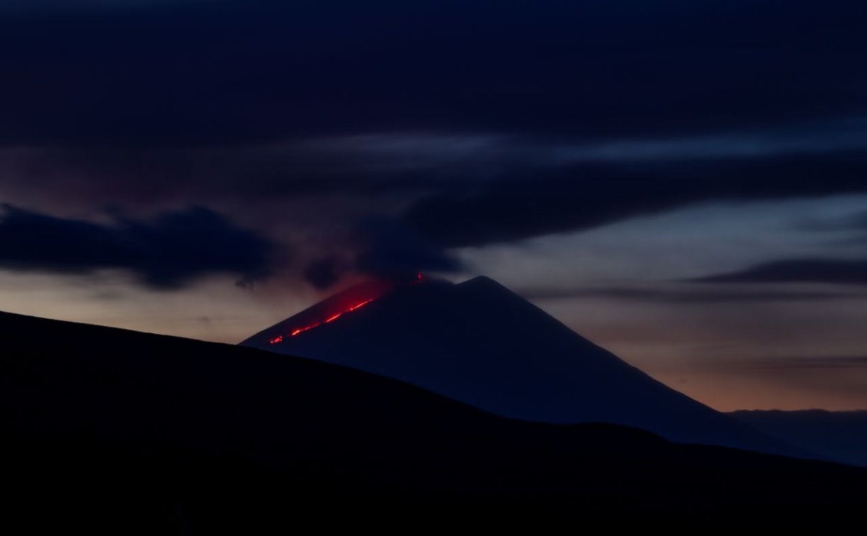 Самый высокий вулкан Сахалинской области продолжает проявлять характер
