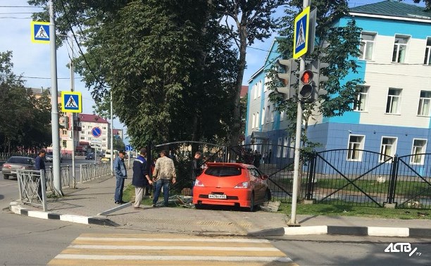 Хэтчбек сбил дорожное ограждение и врезался в забор школы в Южно-Сахалинске