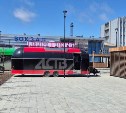 Торговая точка с фастфудом, полностью перегородившая выход с вокзала, возмутила южносахалинцев