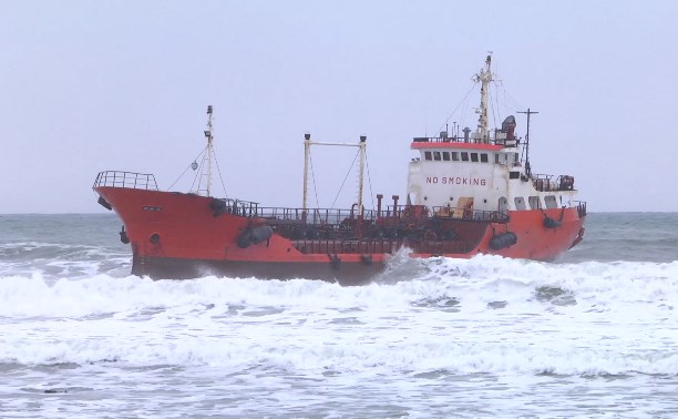 Капитан танкера "Надежда", загрязнивший акваторию Невельска нефтепродуктами, заплатит 120 тысяч рублей