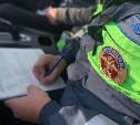 Пьяный виновник ДТП на Сахалине ударил сотрудника ДПС в служебном авто