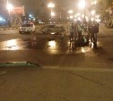Мотоцикл и автомобиль такси столкнулись ночью в Южно-Сахалинске