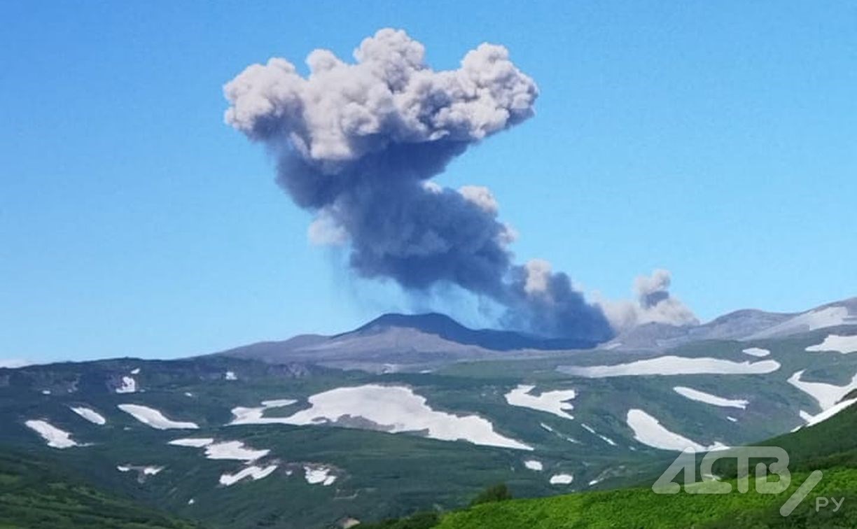 Взрывается каждые 20 минут: вулкан на Курилах устроил "фейерверк" для туристов и местных жителей