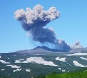 Взрывается каждые 20 минут: вулкан на Курилах устроил "фейерверк" для туристов и местных жителей