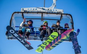 Адреналин и сиденья с подогревом: на горе Красной открыли трассу для лыжников и сноубордистов 