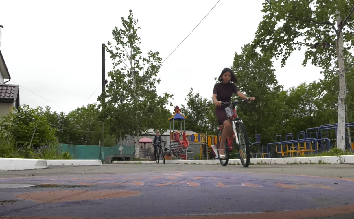 Островная спортсменка подарила велосипеды детям из анивского СРЦ