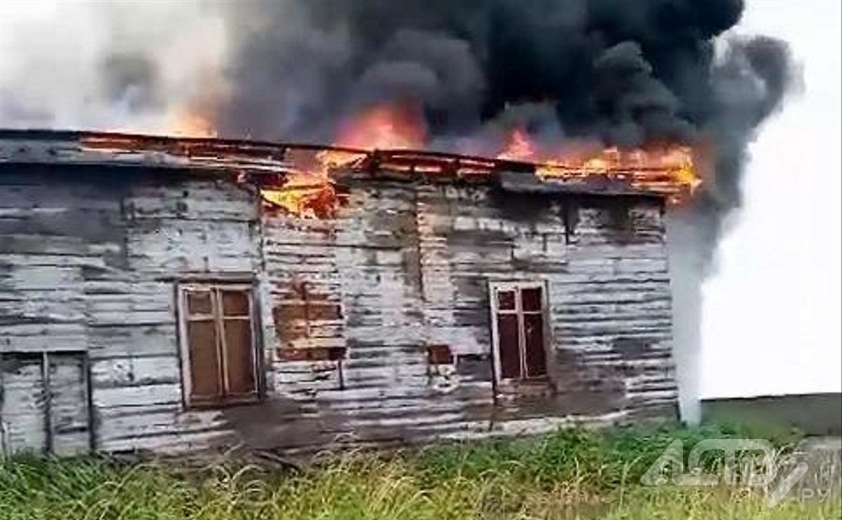 Крыша старого здания рыбколхоза горела в Чехове