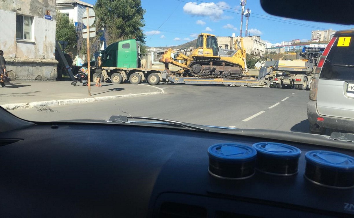 Длинномер снес опору уличного освещения в Холмске