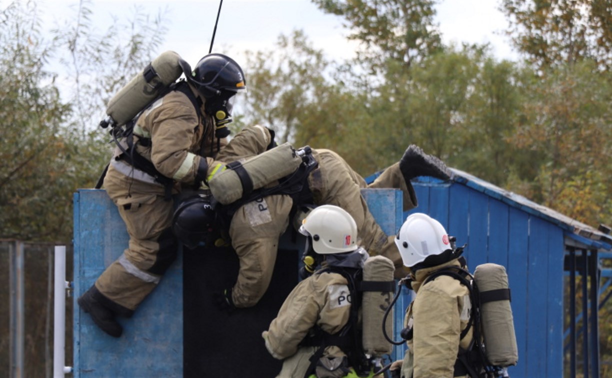 Лучшее звено газодымозащитной службы выявили сахалинские пожарные