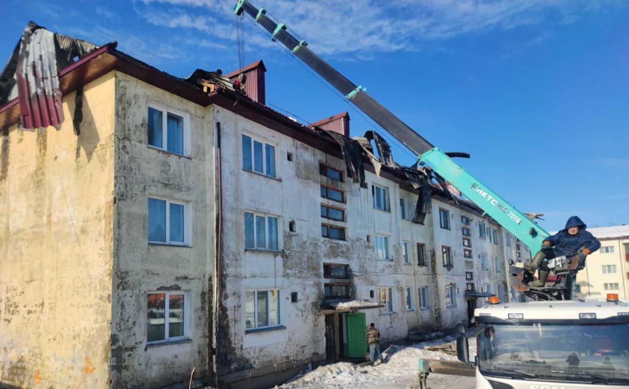 Сгоревшую крышу дома в Смирных восстановят за месяц