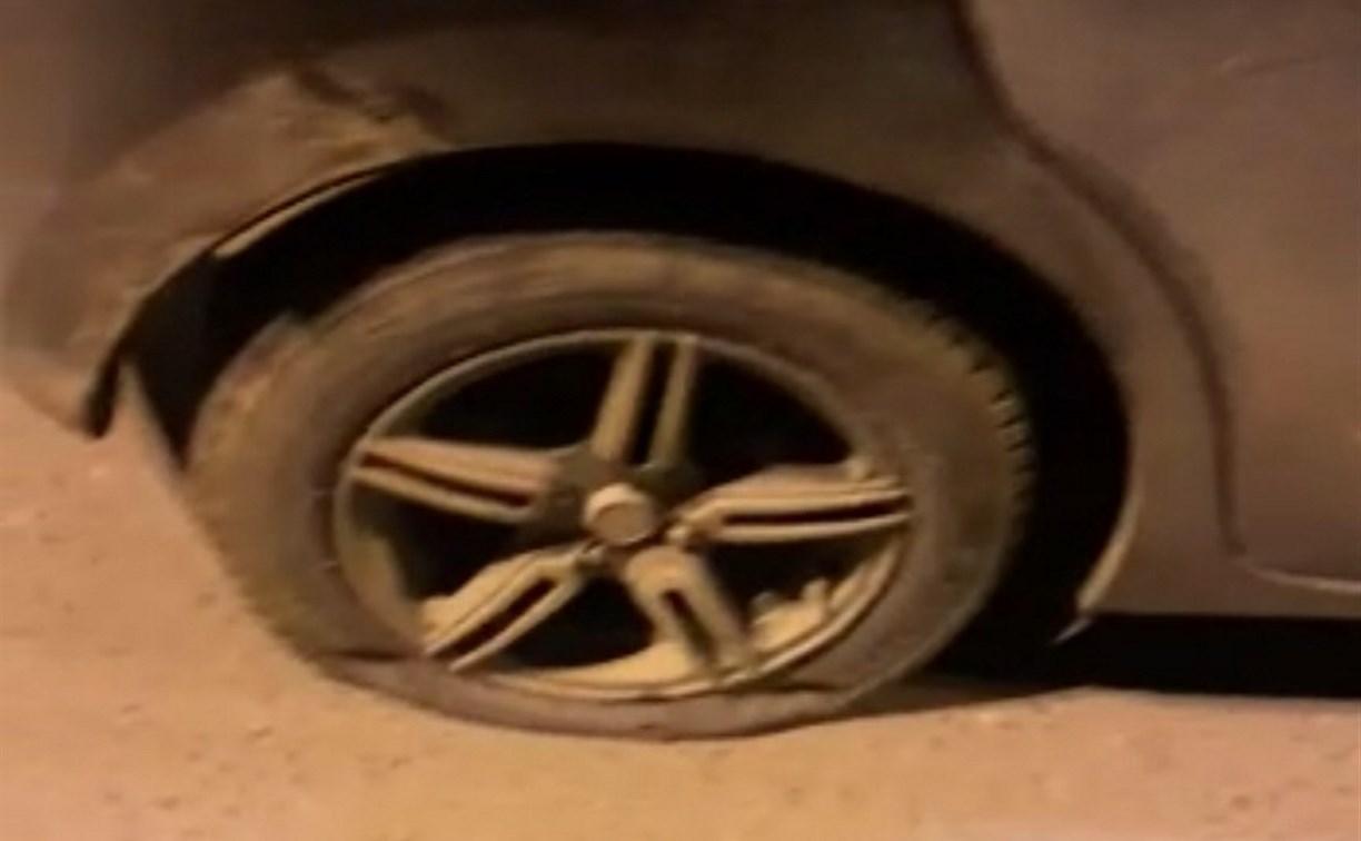 Водитель в Южно-Сахалинске наехал на люк и повредил крышкой колесо авто