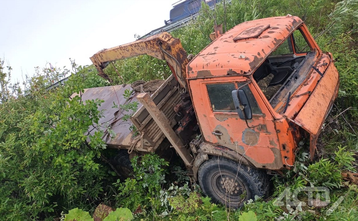 Пьяный водитель на кран-балке пробил дорожное ограждение и вылетел в кювет на юге Сахалина