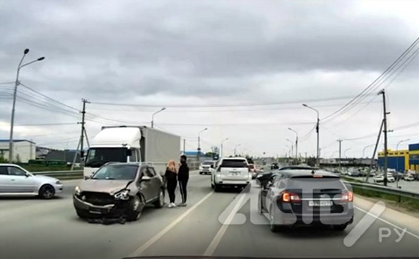 Кроссовер и универсал жёстко столкнулись возле "Зодчего" в Южно-Сахалинске