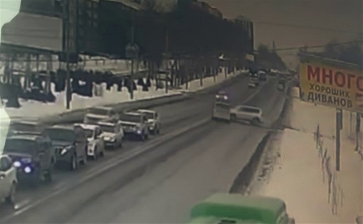 Момент серьёзного ДТП на проспекте Мира в Южно-Сахалинске попал на видео