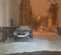 Берегите автомобили: техника может задеть припаркованные авто при расчистке дворов в Южно-Сахалинске