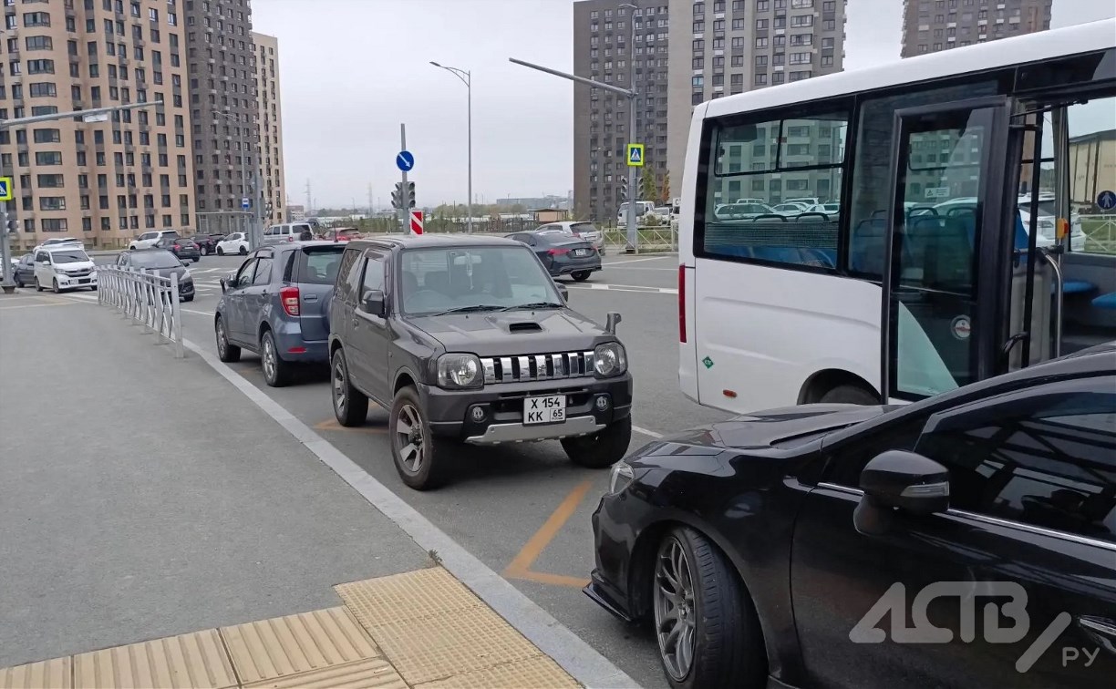 "Где ГАИ?": автомобилисты из ЖК "Уюн" в Южно-Сахалинске массово блокируют остановки 