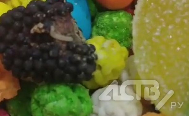 "Микс сладкого и отвратительного": ещё один сахалинец обнаружил личинку в купленных конфетах