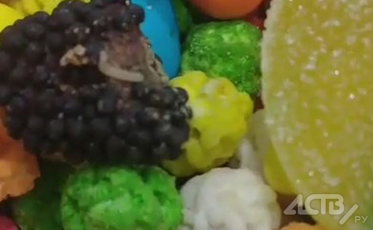 "Микс сладкого и отвратительного": ещё один сахалинец обнаружил личинку в купленных конфетах