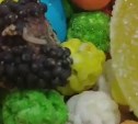 "Микс сладкого и отвратительного": ещё один сахалинец обнаружил личинку в купленных конфетах