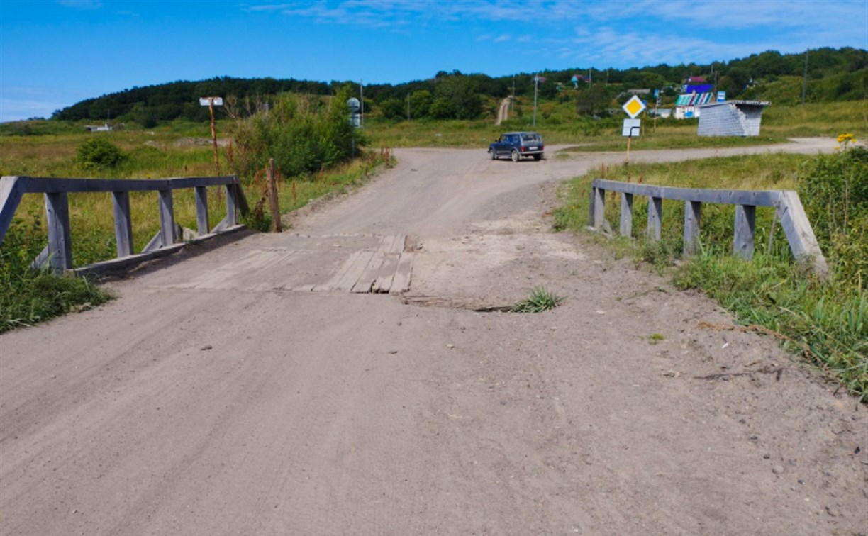 Сахалинцы из села Половинки не могут добраться до домов из-за разрушенного моста