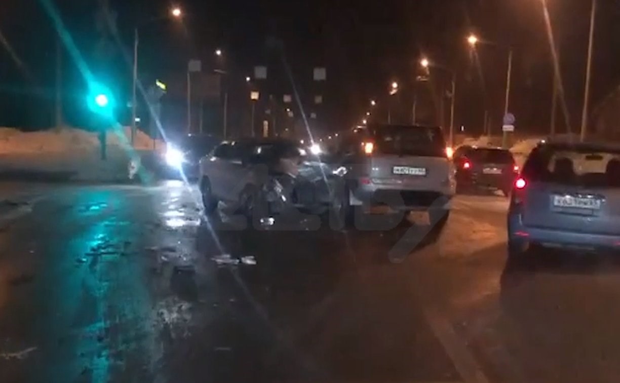 На Ленина - Транзитной в Южно-Сахалинске ночью столкнулись сразу четыре авто