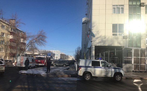 Из здания Сахалинской областной Думы эвакуировали всех людей Из здания Сахалинской областной Думы эвакуировали всех людей