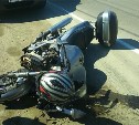 Мотоциклист на полном ходу влетел под колеса внедорожника на Сахалине