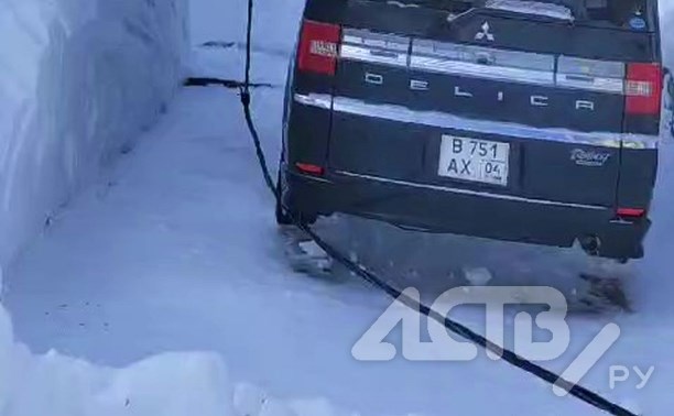 Электрический кабель рухнул во дворе дома в Долинске и зацепил автомобиль