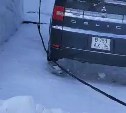 Электрический кабель рухнул во дворе дома в Долинске и зацепил автомобиль