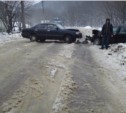 На юге Сахалина в условиях непогоды столкнулись две легковые "Тойоты" (ФОТО)