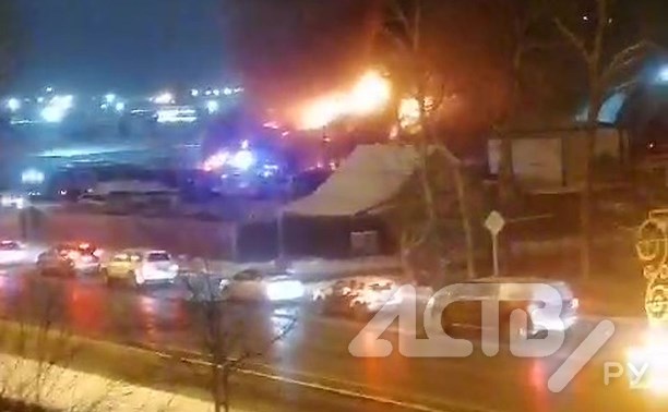 "Горит больше часа": крупный пожар тушат в Южно-Сахалинске