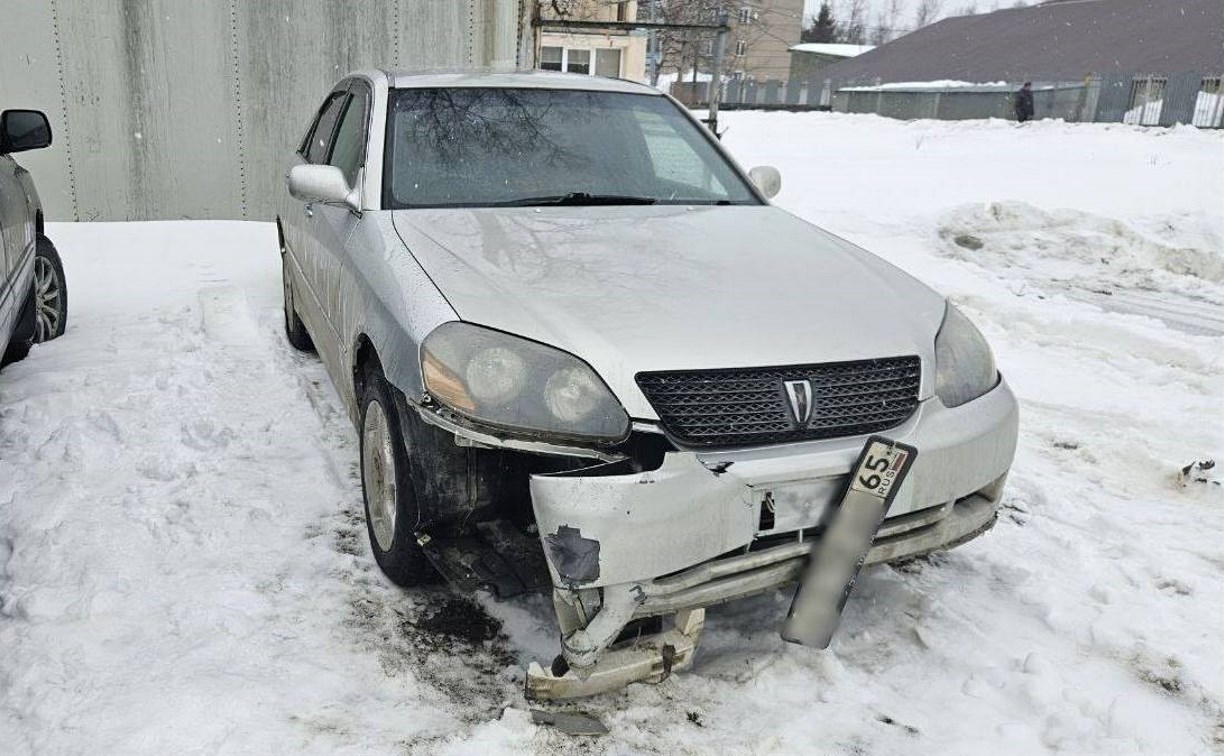 В Аниве неизвестный врезался в припаркованный Mark II и скрылся - поиск очевидцев 