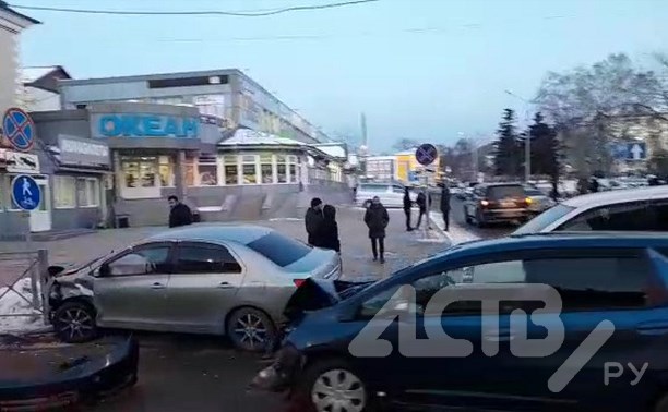 Серьёзное ДТП в Южно-Сахалинске: один автомобиль потерял бампер, второй врезался в ограждение
