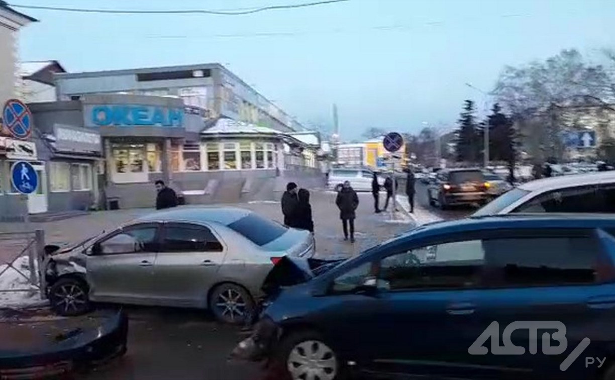 Серьёзное ДТП в Южно-Сахалинске: один автомобиль потерял бампер, второй врезался в ограждение