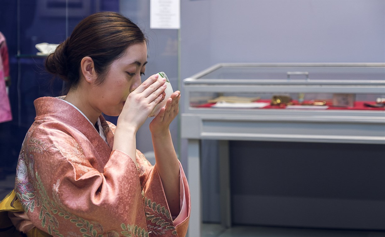 Южносахалинцев обучили японским чайным традициям