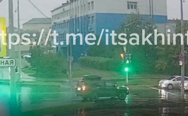 В Южно-Сахалинске седан на скорости снёс женщину-пешехода, которая переходила дорогу по "зебре"