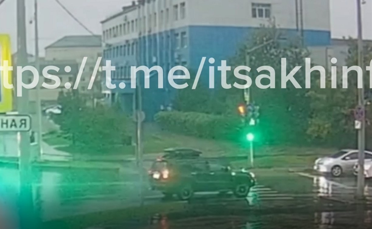 В Южно-Сахалинске седан на скорости снёс женщину-пешехода, которая переходила дорогу по "зебре"