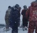 В Стародубском на льдине оторвало четырех рыбаков, на место выехали спасатели