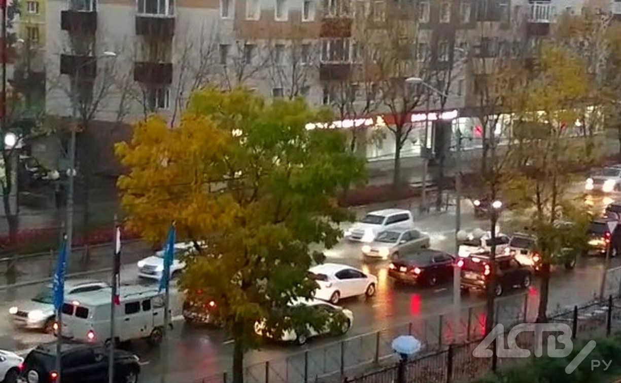 Дождливый Южно-Сахалинск замер в километровых пробках