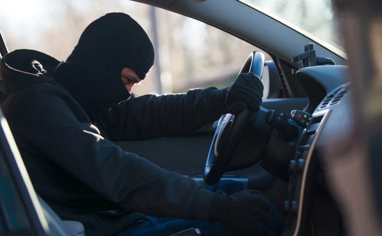 Сахалинка оставила свою машину во дворе, а нашла её разбитой на трассе 