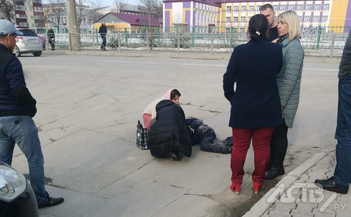 Очевидцы: возле южно-сахалинского ТЦ "Океан" иномарка сбила ребёнка и проехала по нему